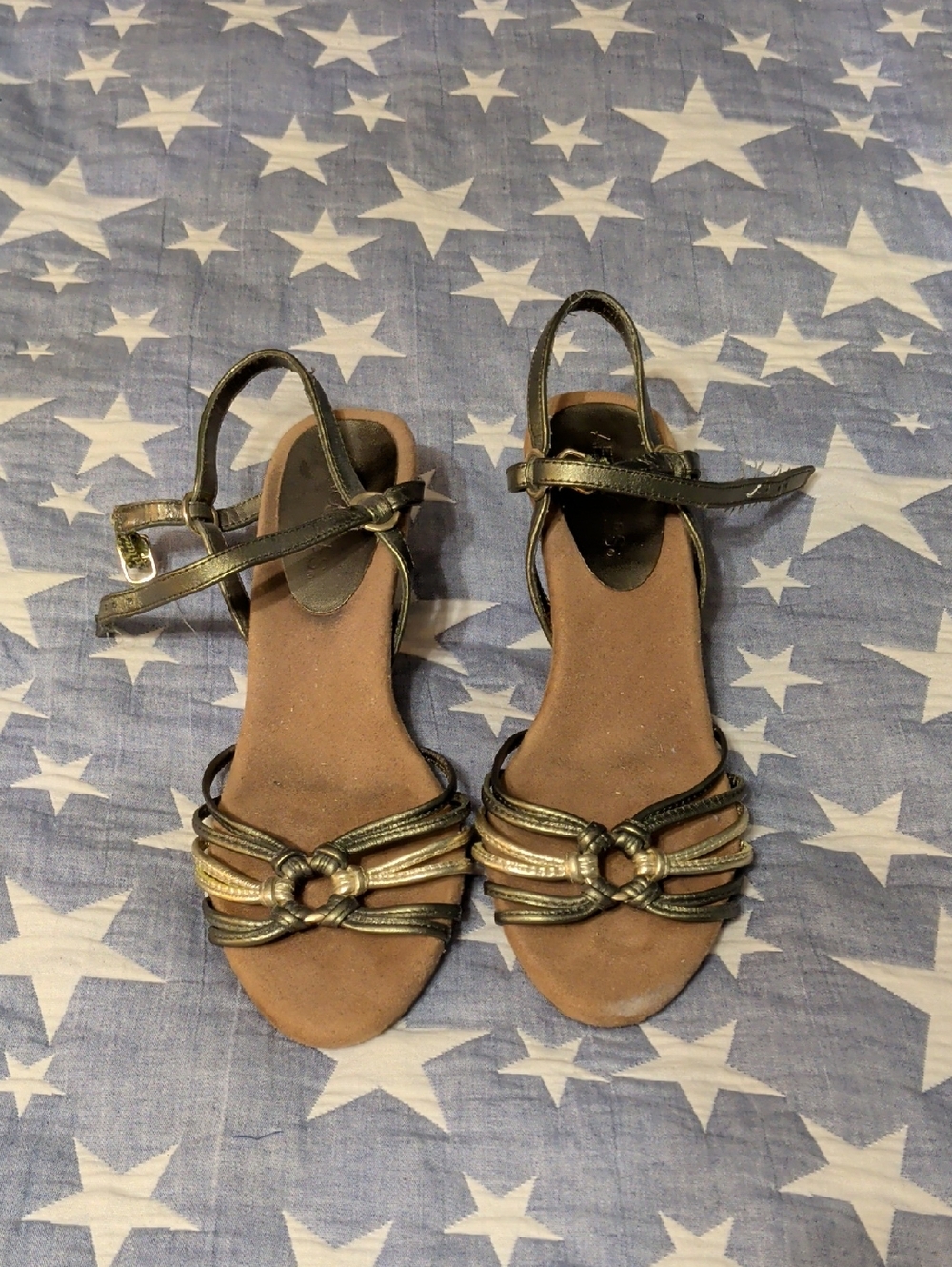 Almost New Pair Of Aerosoles VINTAGE Kitten Heel Sandals Olive And Gold 6.5